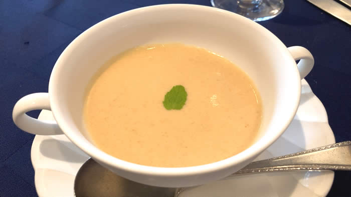 ツァ・ディーレランチ　桃のスープ
