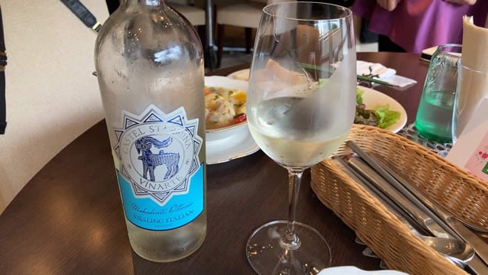高岳のルーマニア料理パラディのグラスワイン